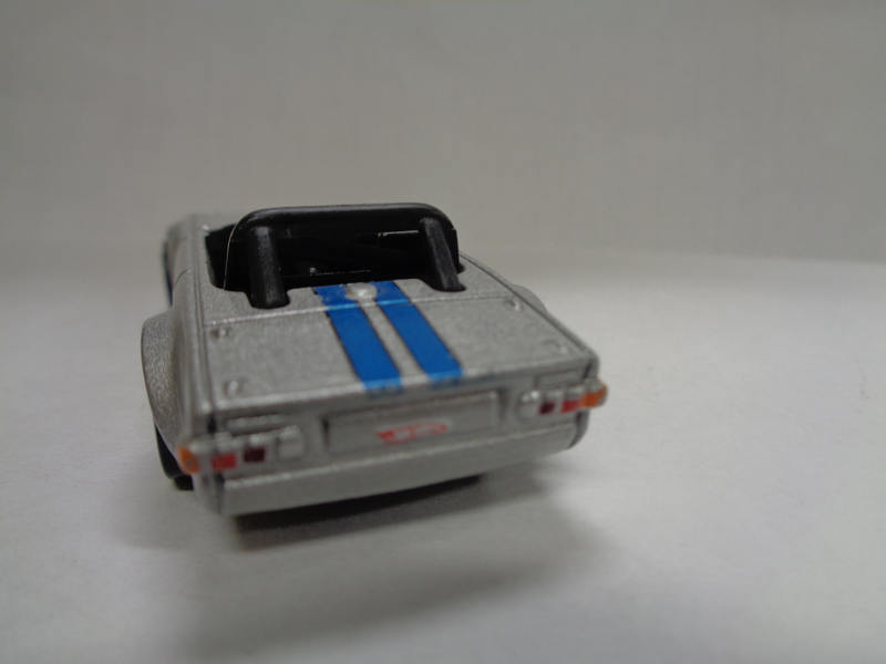 Illustration for article titled THURSDAY ON THE THAMES - TRIUMPH TR6 BY HOT WHEELS